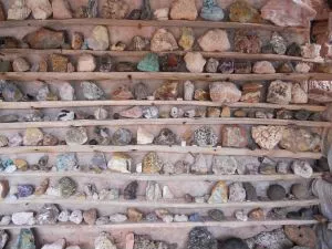 Exposición de piedras de Lino Flores
